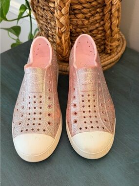 Native girls pink shoes J 3